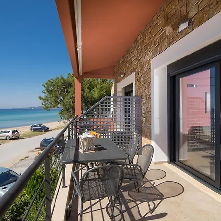 Filippos Seafront Apartment *